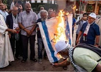 Mərakeşlilər sionist rejimin bayrağını yandırdılar