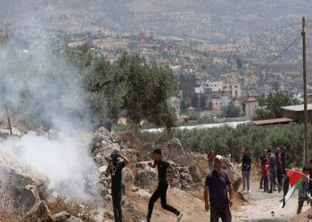 Sionist əsgərləri fələstinli bir gənci ağır yaralayıblar