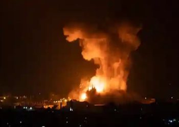 Ailəsi öldürülən və özü sağ qalan fələstinli uşağın fotosu