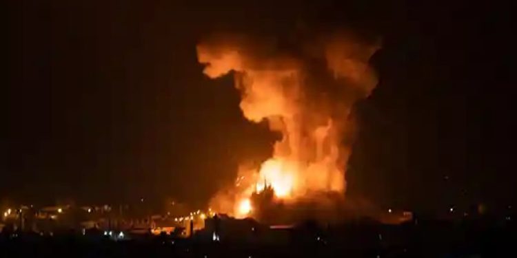 Ailəsi öldürülən və özü sağ qalan fələstinli uşağın fotosu