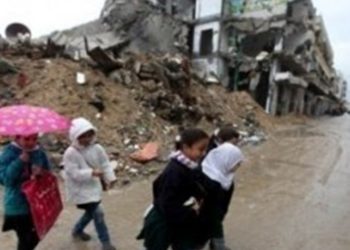 Sionist rejiminin fələstinli qaçqınların məskunlaşdığı məktəblərə fosfor bombaları ilə hücumu