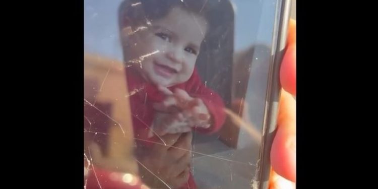 Xan Yunisdə analarının cənazəsi kənarında mühasirə olunmuş 6 fələstinli uşaq