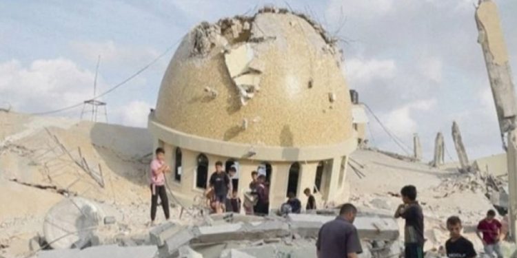 Qəzzədə fələstinlilərə aid bir məscid və qaçqın düşərgəsinin bombalanması
