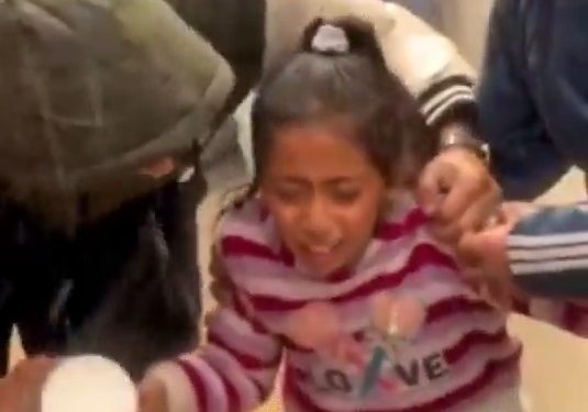 İsrail rejiminin vəhşi müharibəsinin fələstinli uşaqlar üzərindəki təsirinə dair ürək ağrıdan görüntü