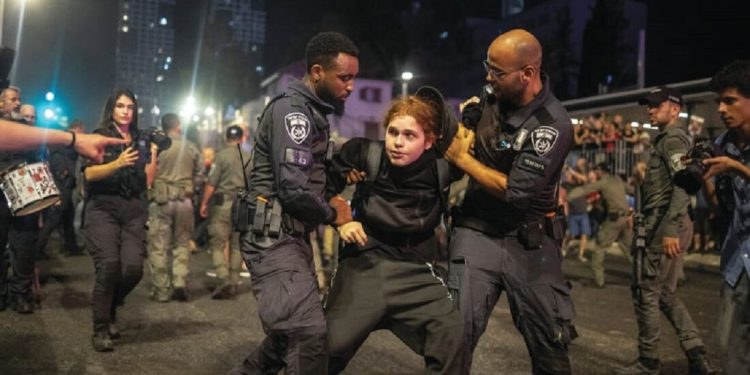 Sionist rejim polisinin Qəzzədəki israilli əsirlərin ailələrinə hücumu