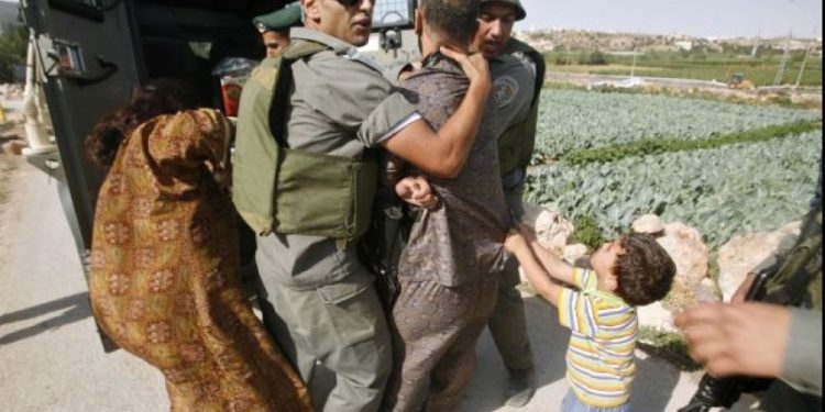 Fələstinli qoca bir kişi sionist hərbiçiləri tərəfindən döyülərək şəhid edilib