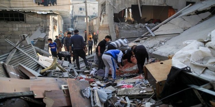 Qəzzənin şimalında 2 məktəbin bombalanması və yardım paylama mərkəzlərinə hücumların davam etməsi