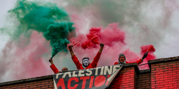 Bristolda “Fələstin Hərəkatından” Allianz sığorta şirkətinə blokada: Sionist silah istehsalına etiraz