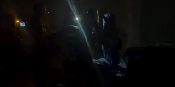 Qəzza xəstəxanalarında cərrahlar əməliyyatları telefon işığında aparır