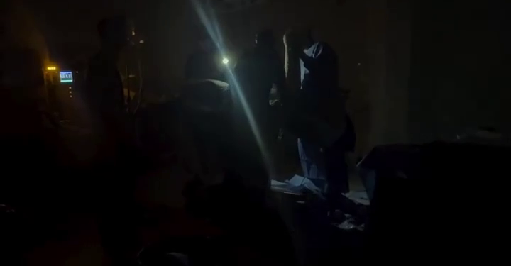 Qəzza xəstəxanalarında cərrahlar əməliyyatları telefon işığında aparır