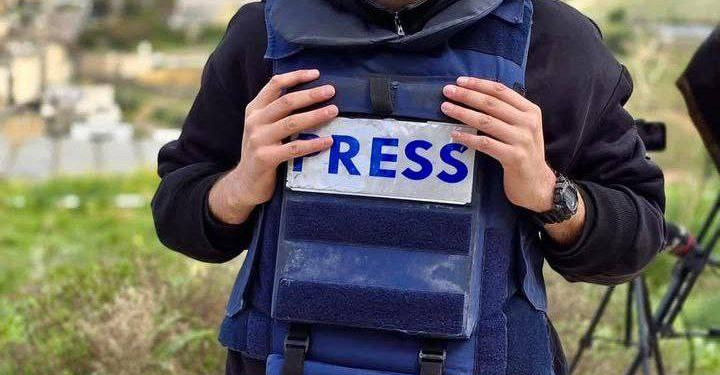 Bu gün əvvəl, işğal qüvvələri Qərb Sahilinin şimalındakı Nablus şəhərinə hücum edərkən 14 fələstinliyi qaçırıb. Jurnalist və sahə müxbiri Mojahed Tabnjeh də saxlanılanlar arasındadır.