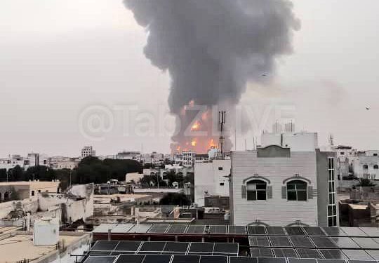 Sionist rejimin Hodeyda limanına hücumundan görüntü yayılıb: Yəməndə ilk dəniz hücumu