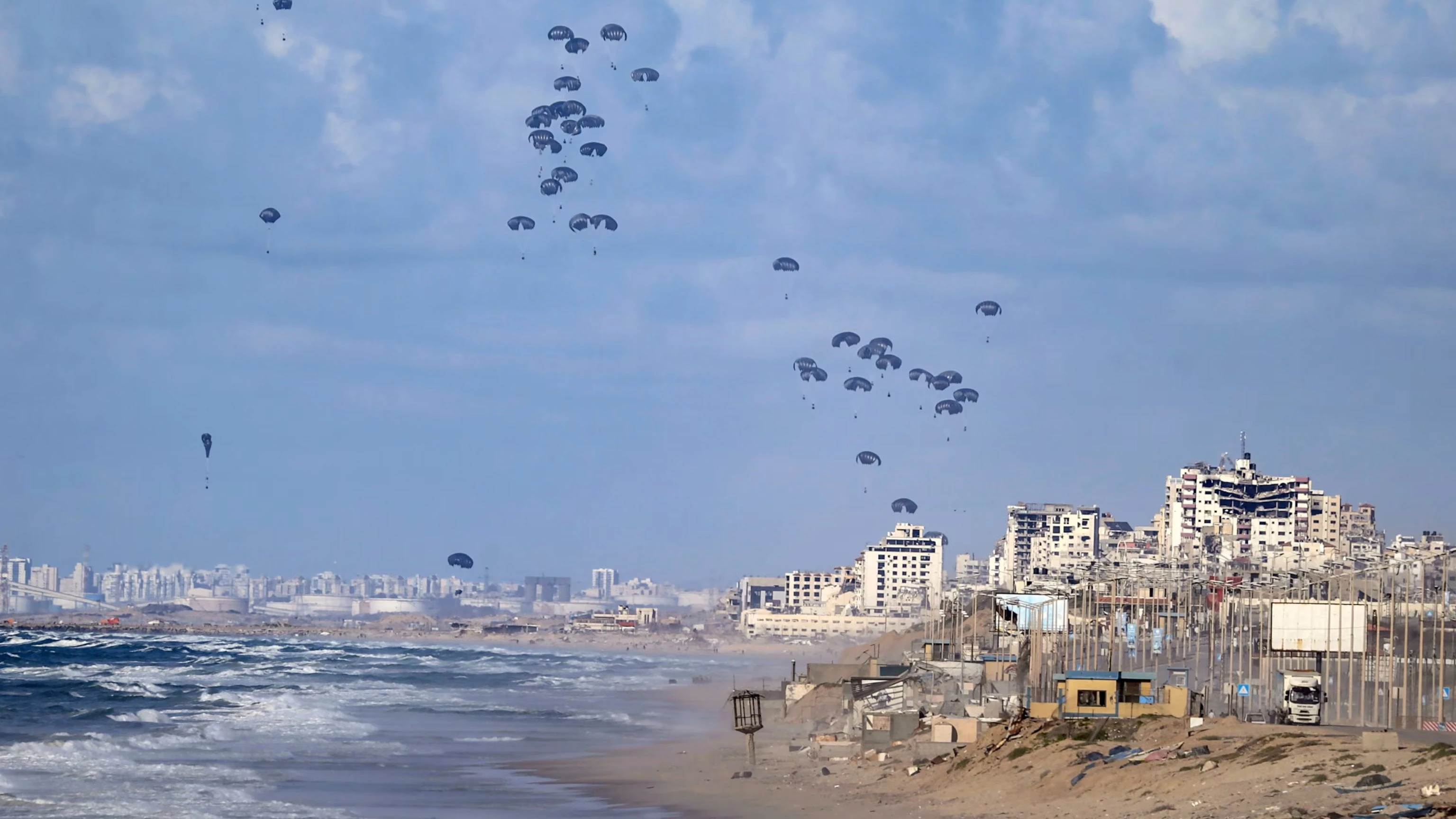 Həmas İsrail tərəfindən təsdiqlənmiş Qəzzaya “yardım havadan atımlarını” aclığın artdığı bir vaxtda nümayiş adlandıraraq pisləyir