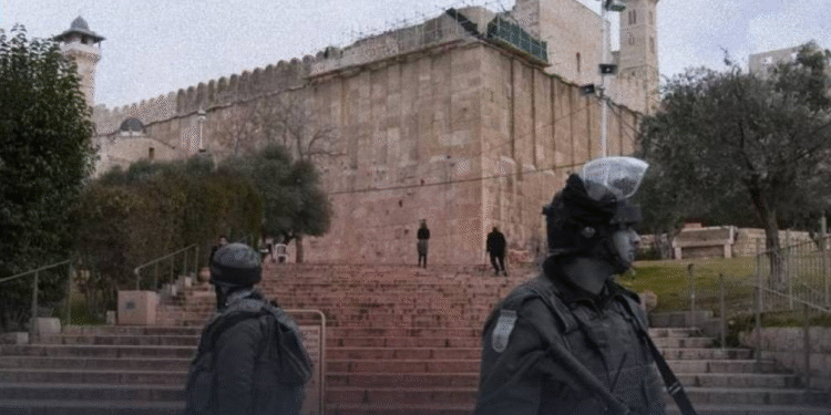 Xəlil Bələdiyyə Başçısı Qüds-ə: İbrahimi Məscidinin idarəsinin məskunlaşdırıcılara verilməsi qərarı – tamhüquqlu bir təcavüzdür