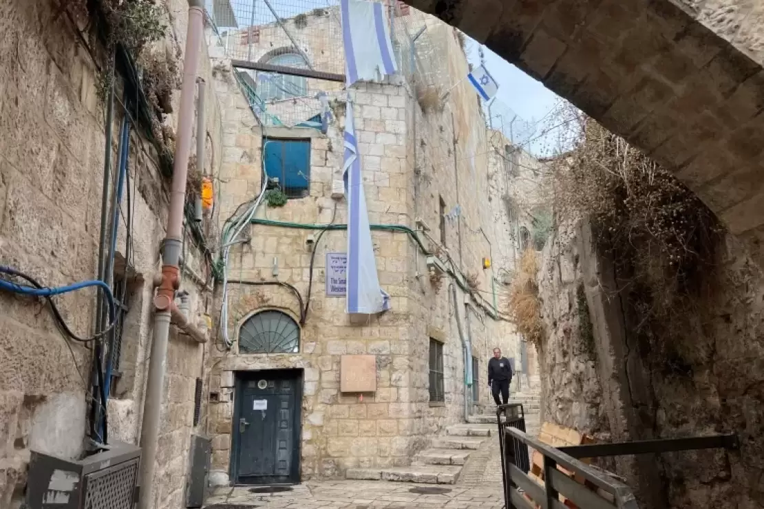 Məskunlaşmış mühacir milisləri işğal altındakı Qüdsdəki qədim bir binanı qəsb edərək onu dini məktəbə çeviriblər