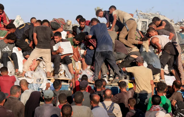 Aclıq və xaos; Qəzzədə yük maşınının aşması nəticəsində 20 nəfər həyatını itirib